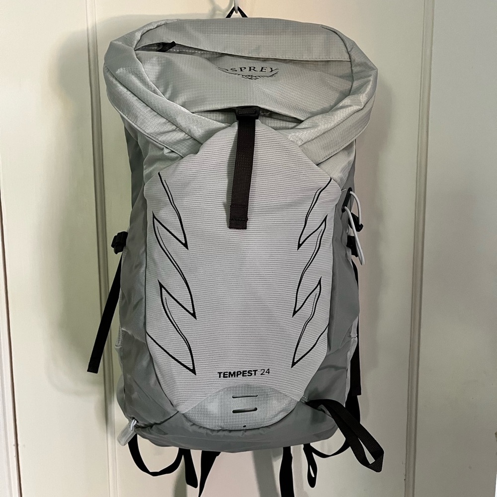 New with tags (unattached) Osprey Tempest 24 in Aluminum